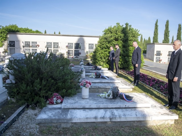 Gradski dužnosnici položili cvijeće na grobove bivših gradonačelnika