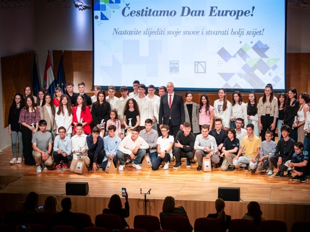 Split svečano obilježio Dan Europe novim nagradama najboljim splitskim učenicima