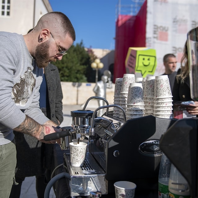 Ispred splitskog HNK održana akcija inicijative Split grad za mlade:  Kavom protiv tlake